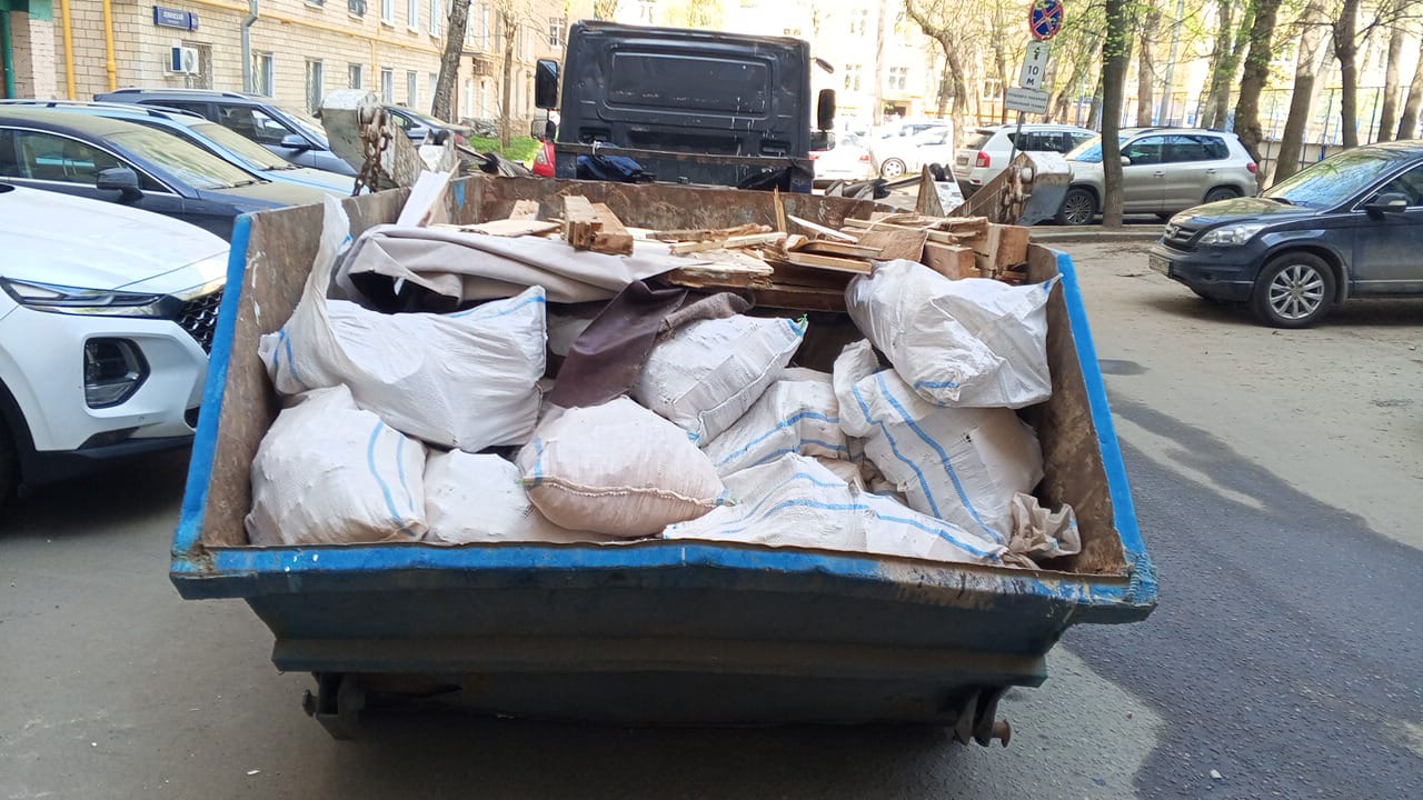 Вывоз мусора из магазина в Вятских Поляне в октябре