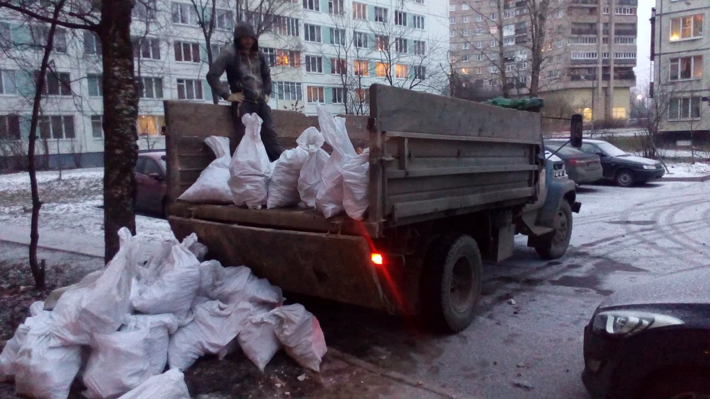 Вывоз мусора в мешках в Вятских Поляне в октябре