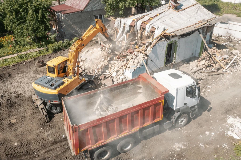 Вывоз мусора после сноса зданий с выездом в Вятских Поляне в октябре