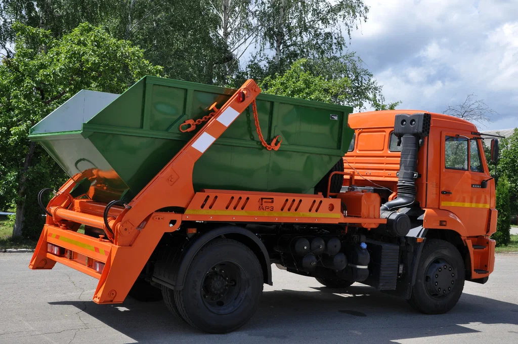 Заказ бункеровоза для вывоза мусора и отходов в Вятских Поляне в октябре