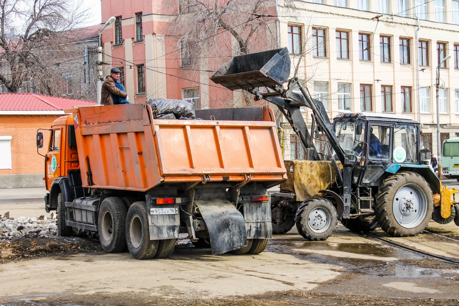 Вывоз мусора Камазом в Вятских Поляне – аренда и заказ Камаза 10 тонн от 2385 руб. в ПроМусор