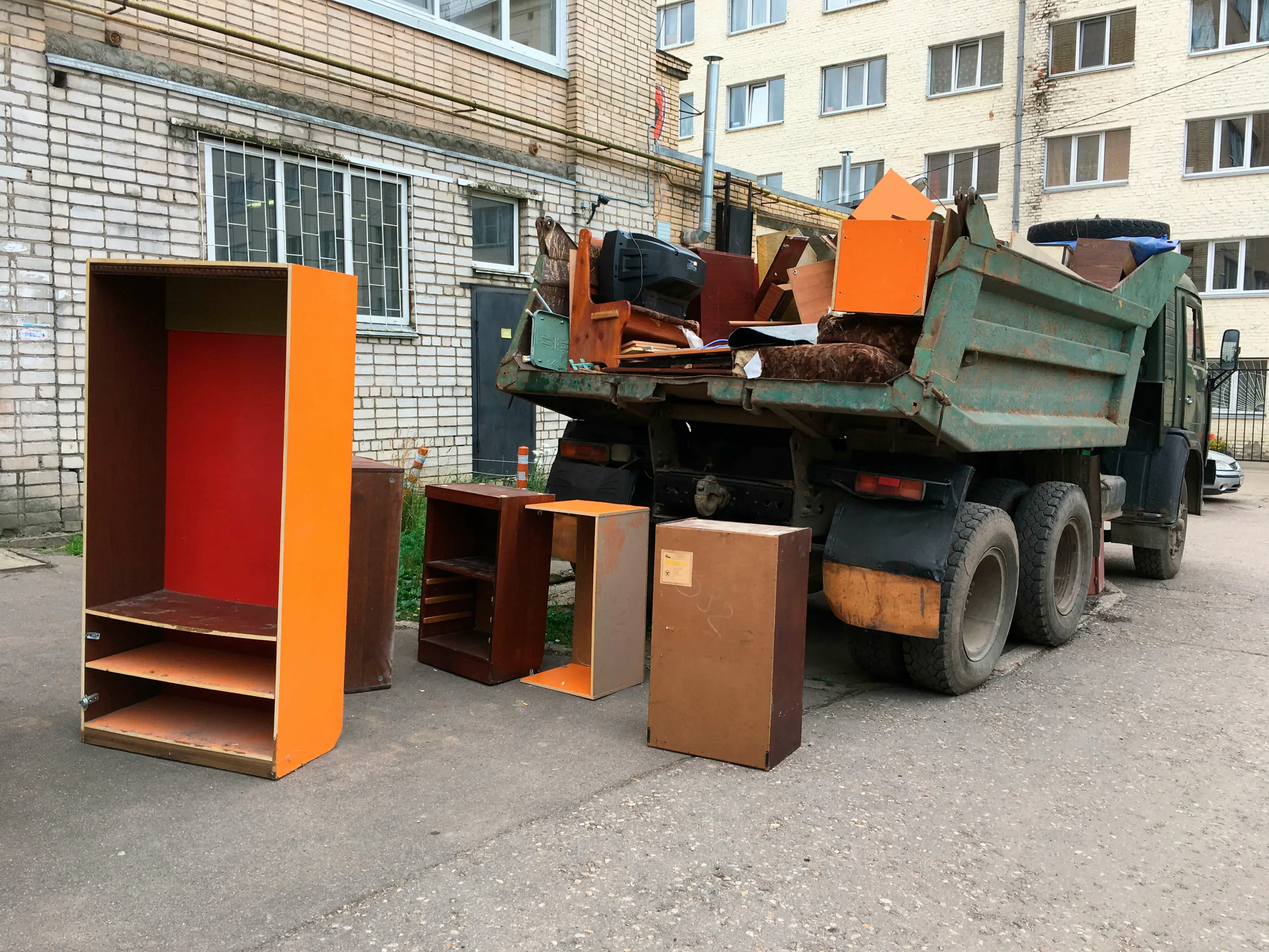 Утилизация старой мебели с вывозом и разбором в Вятских Поляне в октябре