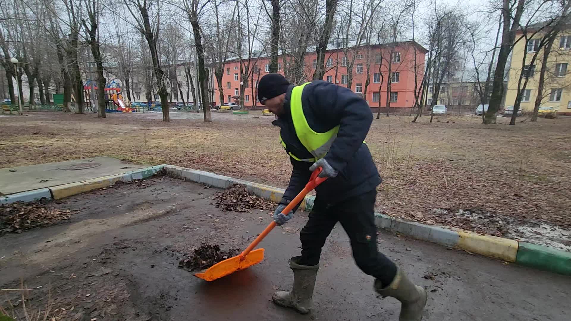 Уборка территорий в Вятских Поляне в октябре