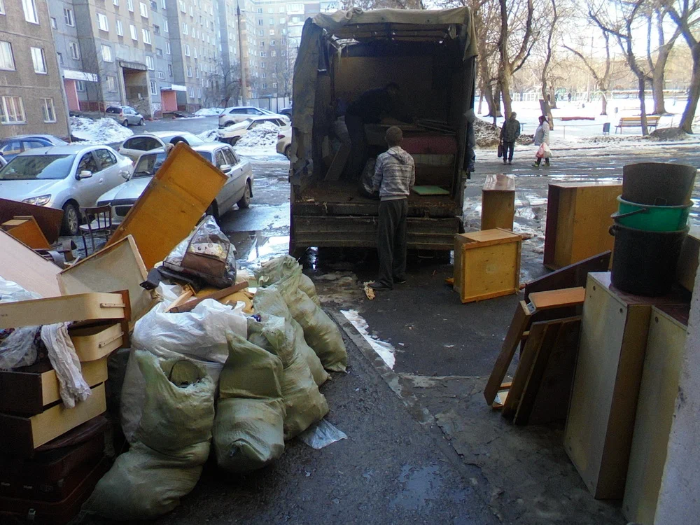 Вывоз мусора из подвала с утилизацией в Вятских Поляне в октябре