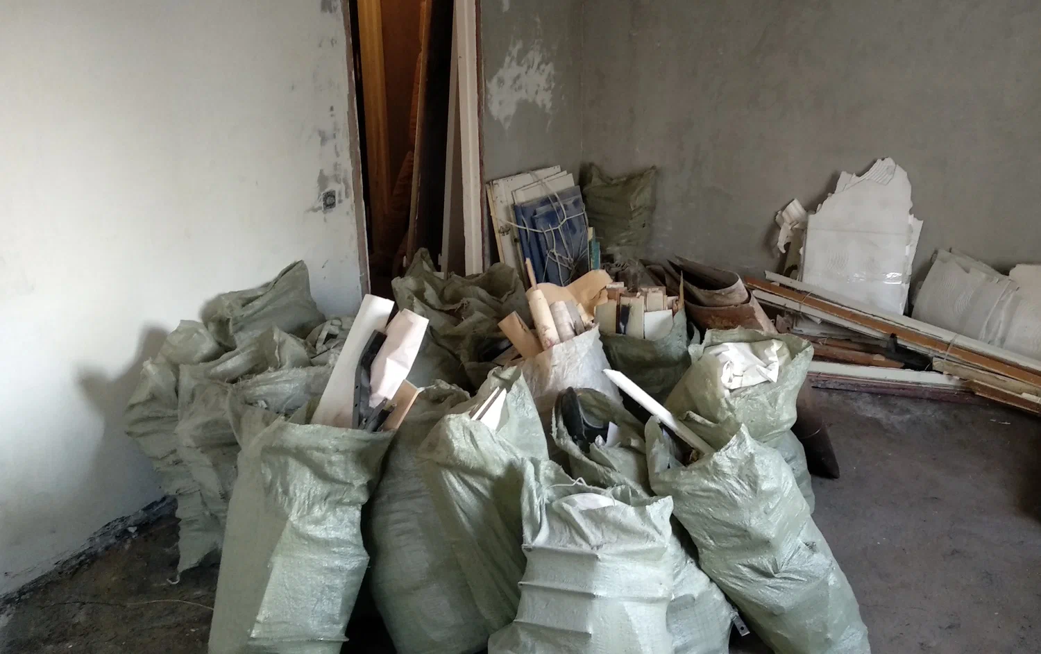 Уборка строительного мусора с вывозом и утилизацией в Вятских Поляне в октябре