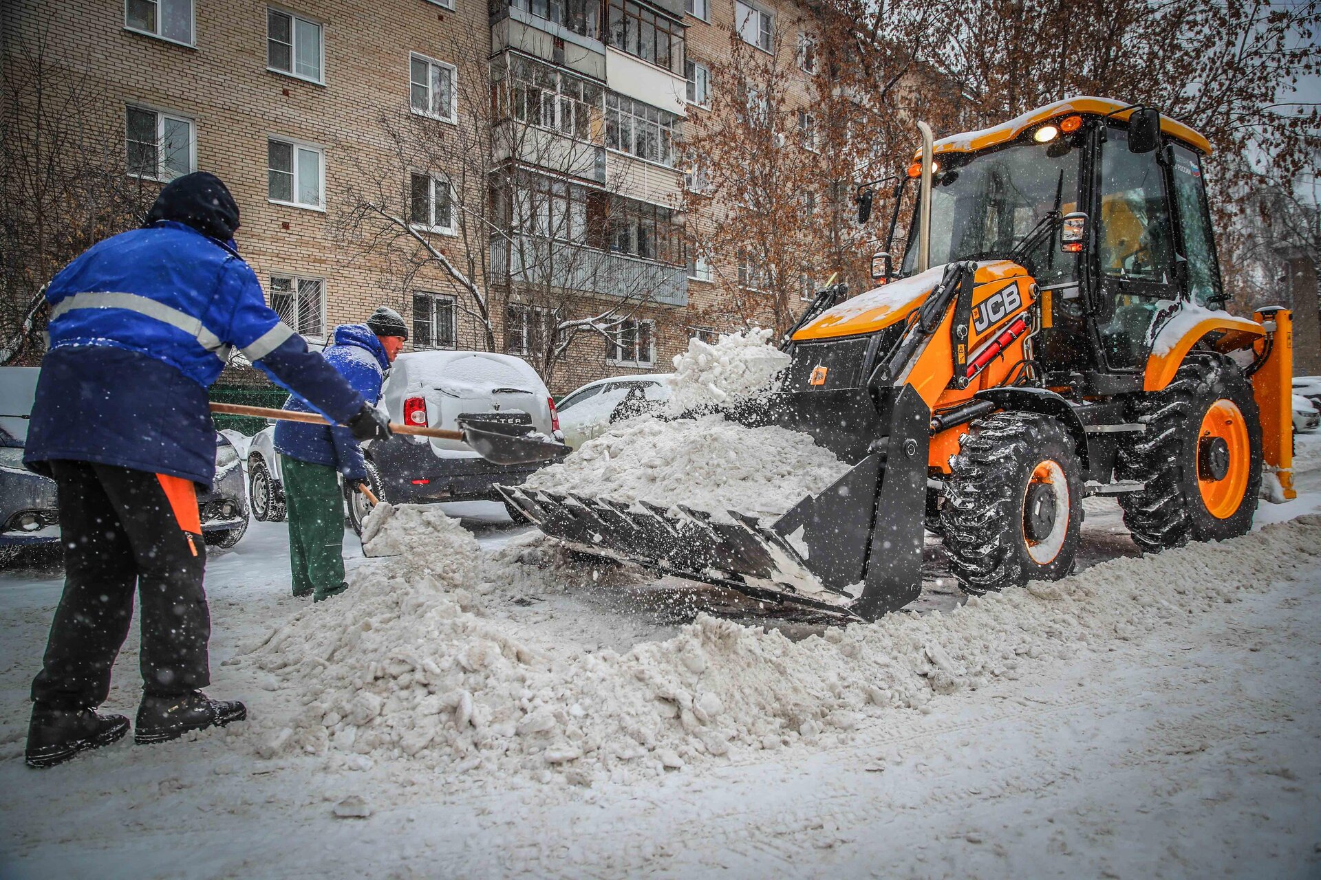Очистка дворов от снега и наледи в Вятских Поляне — уборка снега, трактор и ручная, цены от 508 руб. | ПроМусор