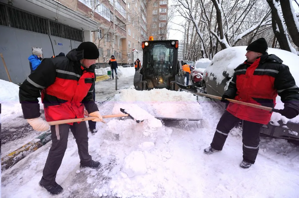 Очистка дворов от снега с гарантией результата в Вятских Поляне в октябре