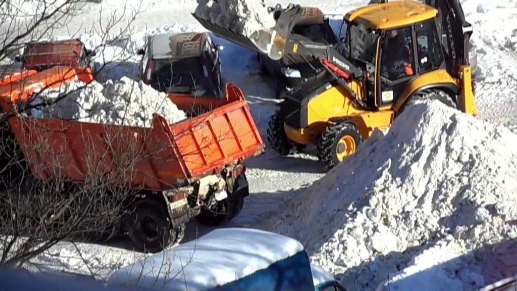 Вывоз снега с погрузкой в Вятских Поляне для организаций и частных лиц в октябре