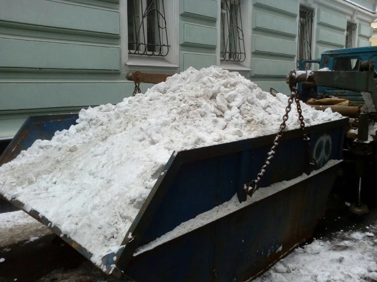 Вывоз снега контейнерами в Вятских Поляне в октябре