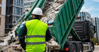 Вывоз строительного мусора в Вятских Поляне: услуги лицензированной компании — ПроМусор